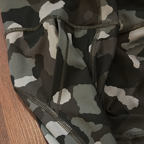 Athleta Lightning Camo 7/8 Tight in Super Sonic Size Medium Leggings - Picture 13 of 15
